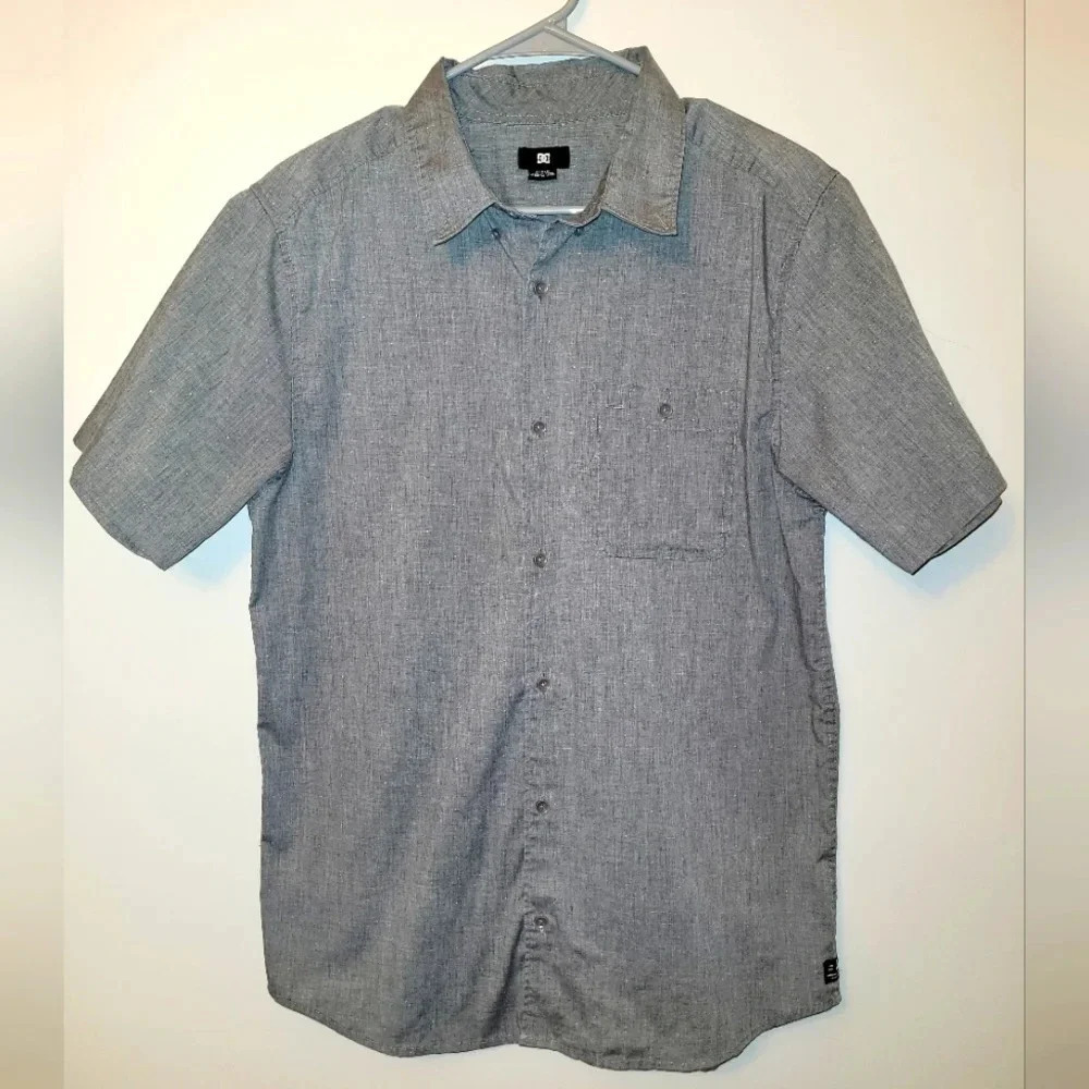 DC men's short sleeve button-up size medium gray with extra buttons LOT-C
